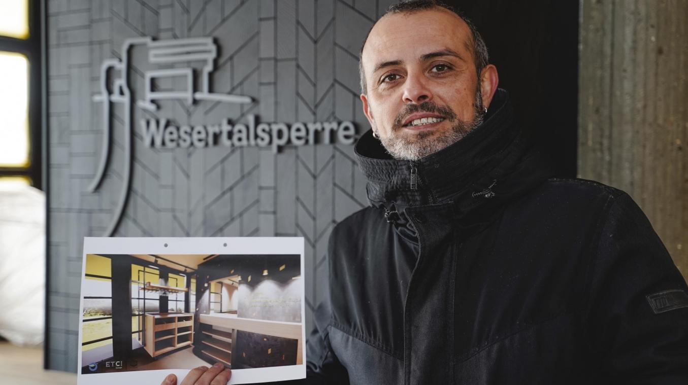 <p>So sieht es im Innenbereich nach dem Umbau aus: Angelo Principalli hält die Pläne in der Hand. Von der Modernisierung des Besucherzentrums an der Wesertalsperre kann man sich ab diesem Wochenende vor Ort überzeugen.</p>