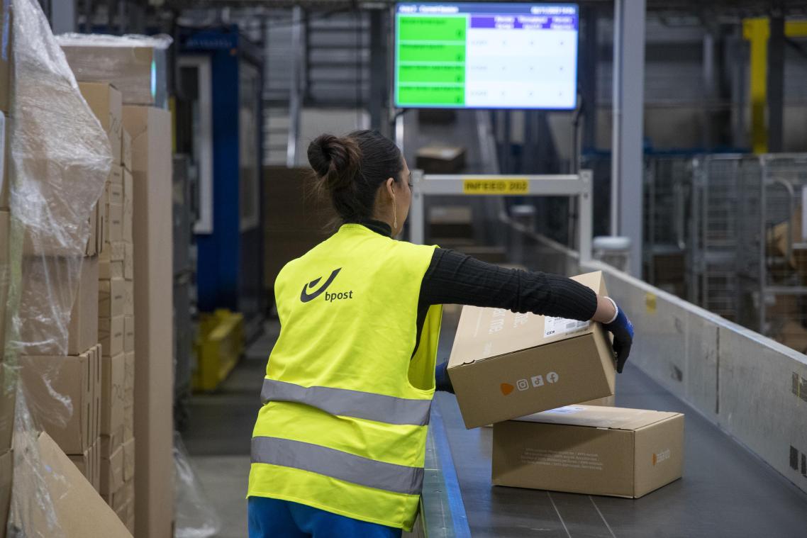 <p>Eine Mitarbeiterin sortiert Pakete in einem Verteilzentrum von Bpost: Die Zustellung von Sendungen sorgt zunehmend für Beschwerden bei Kunden.</p>