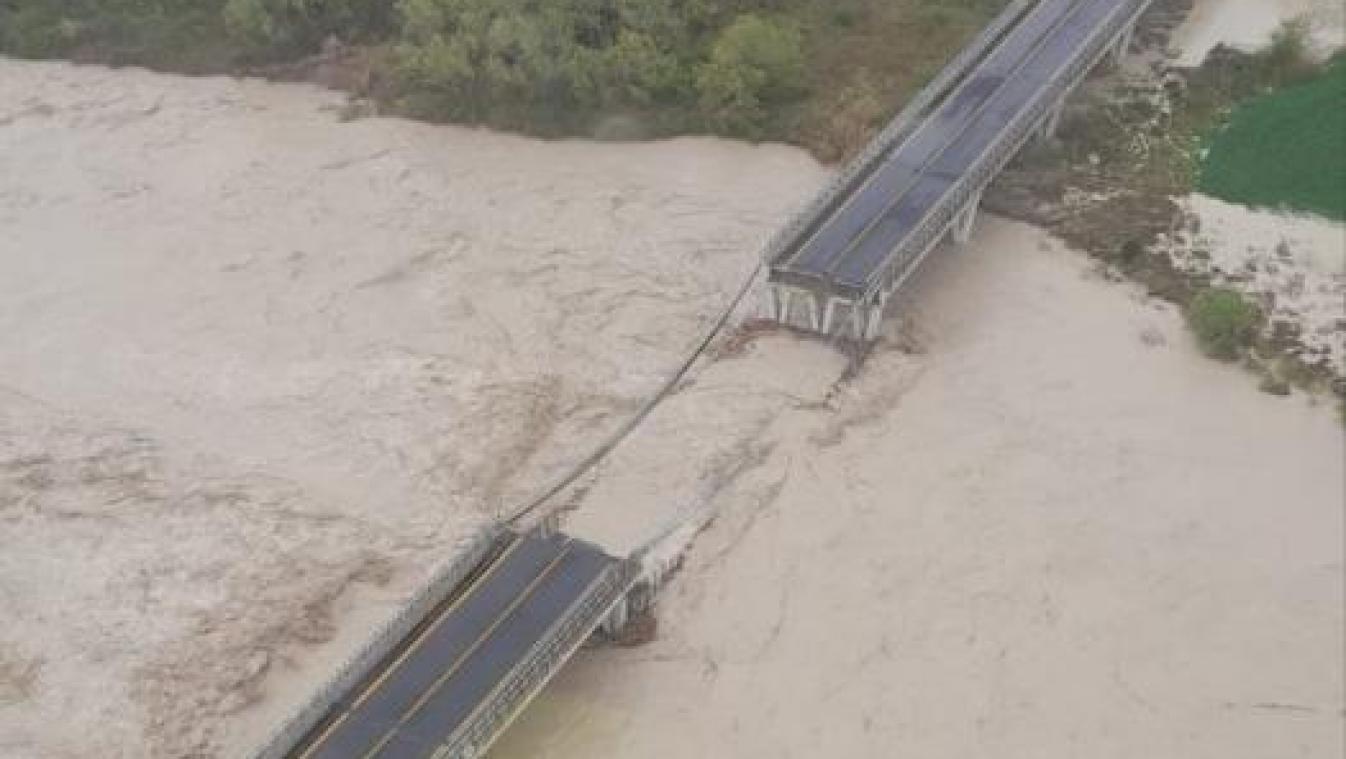 <p>Nach starken Regenfällen in Italien ist die Brücke einer wichtigen Staatsstraße eingestürzt.</p>
