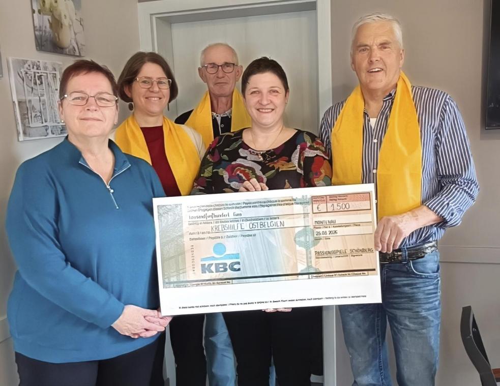 <p>Scheckübergabe in Montenau: v.l.n.r. Monika Schröder-Reuter (Präsidentin der VoG Hilfe für Krebskranke im Süden Ostbelgiens), Katrin Kohnen (Schriftführerin Passio), Rudi Kohnen (Vizepräsident Passio), Nadine Elsen-Zeimers (Fahrdienst) und Georg Schmitz (Präsident Passio).</p>