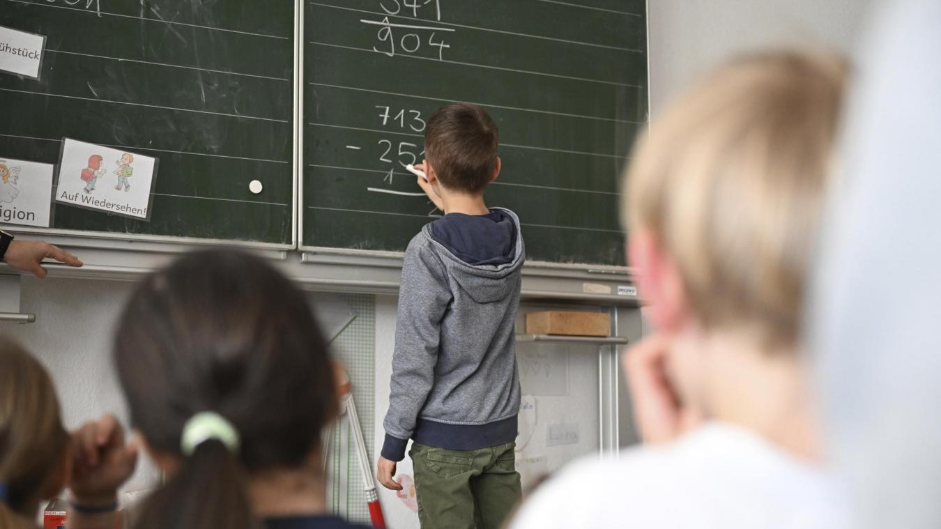 <p>Im Parlament der Deutschsprachigen Gemeinschaft wurde darüber diskutiert, wie Schulen neben Wissen auch soziale und emotionale Fähigkeiten stärker vermitteln können.</p>