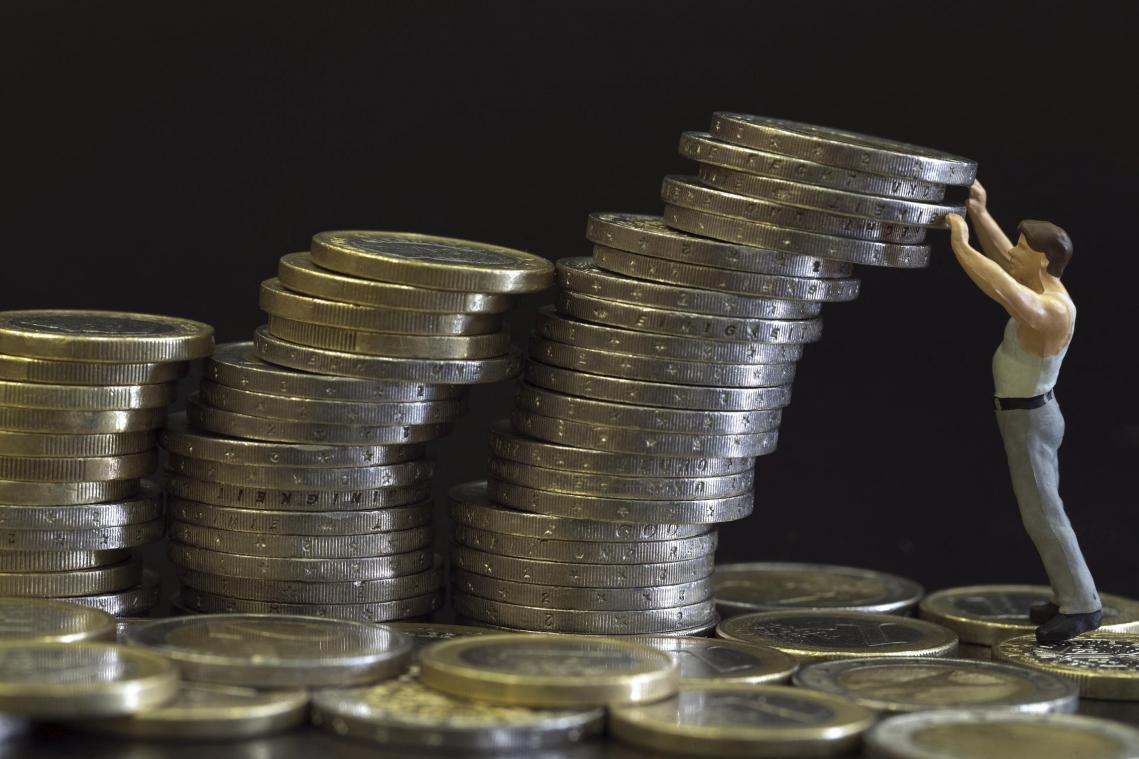 <p>Schulden, Zinsen und versteckte Kosten: Die Oppositionsfraktion Vivant kritisiert die Finanzpolitik der Regierung der Deutschsprachigen Gemeinschaft und fordert mehr Transparenz bei Kreditaufnahmen.</p>