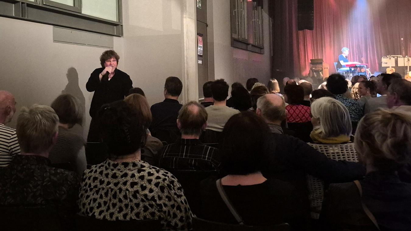 <p>Mitten im Publikum statt nur auf der Bühne: Jasper Steverlinck suchte im Alten Schlachthof die Nähe zu den über 300 Besuchern.</p>