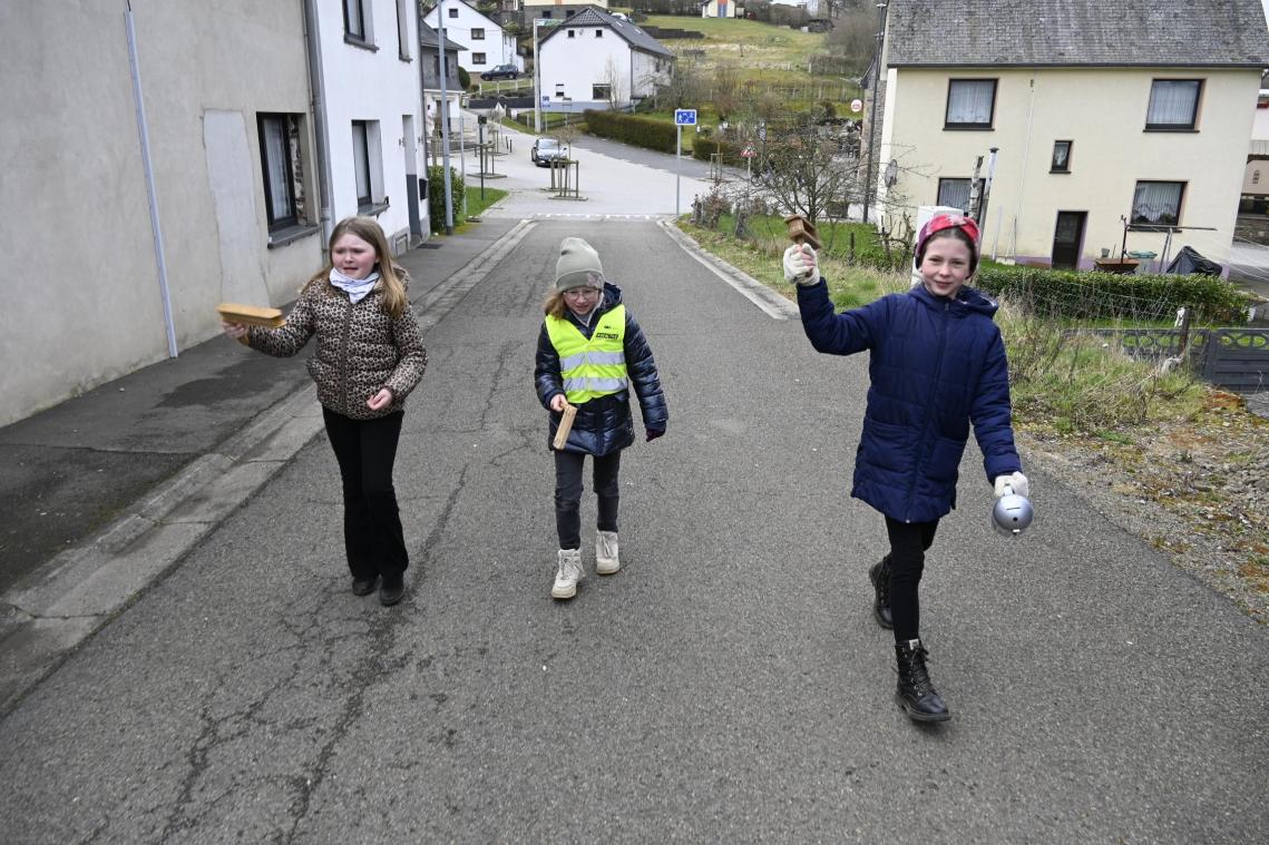 <p>Voller Begeisterung zogen die Schönberger Messdiener am Karfreitag mit ihren Klappern durchs Dorf, um bis zur Osternacht das Läuten der Kirchenglocken zu ersetzen.</p>