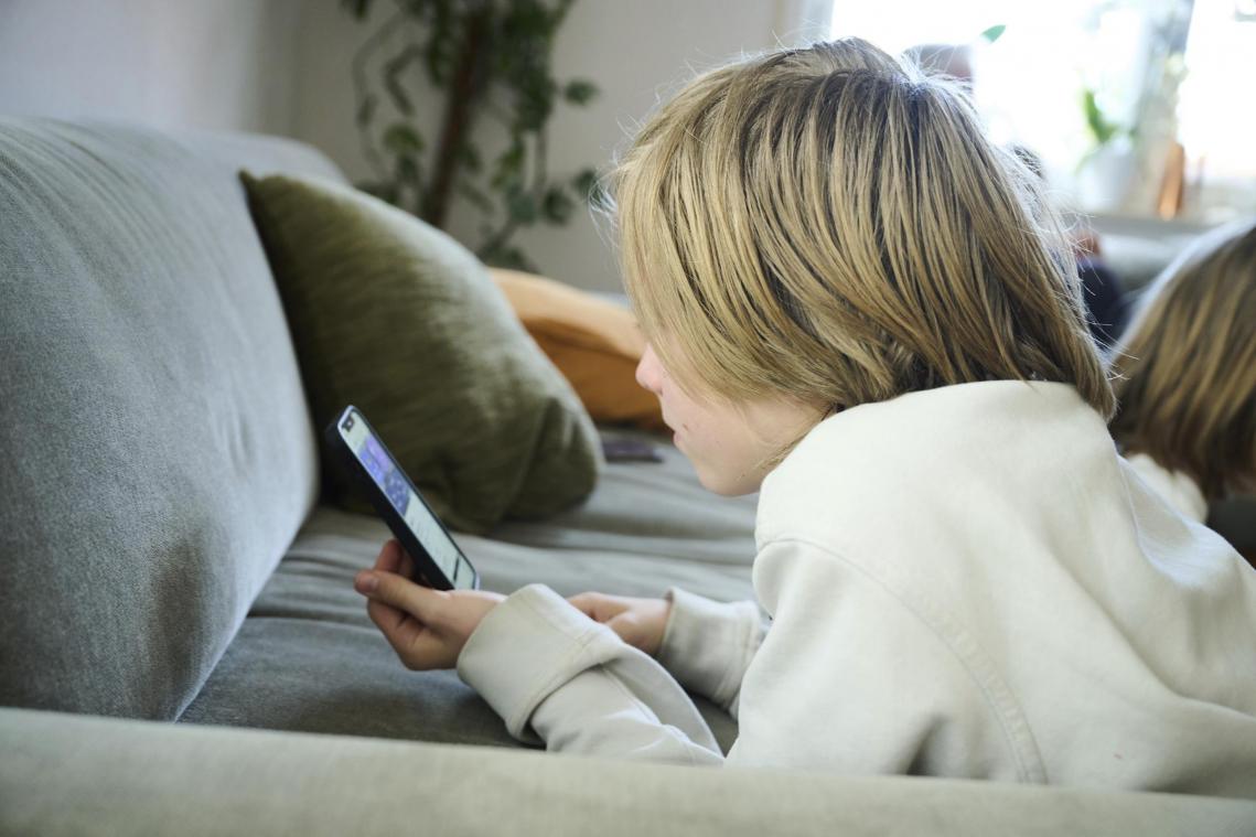 <p>Jugendliche verbringen täglich viele Stunden am Smartphone – die Politik ringt um wirksame Schutzmaßnahmen.</p>