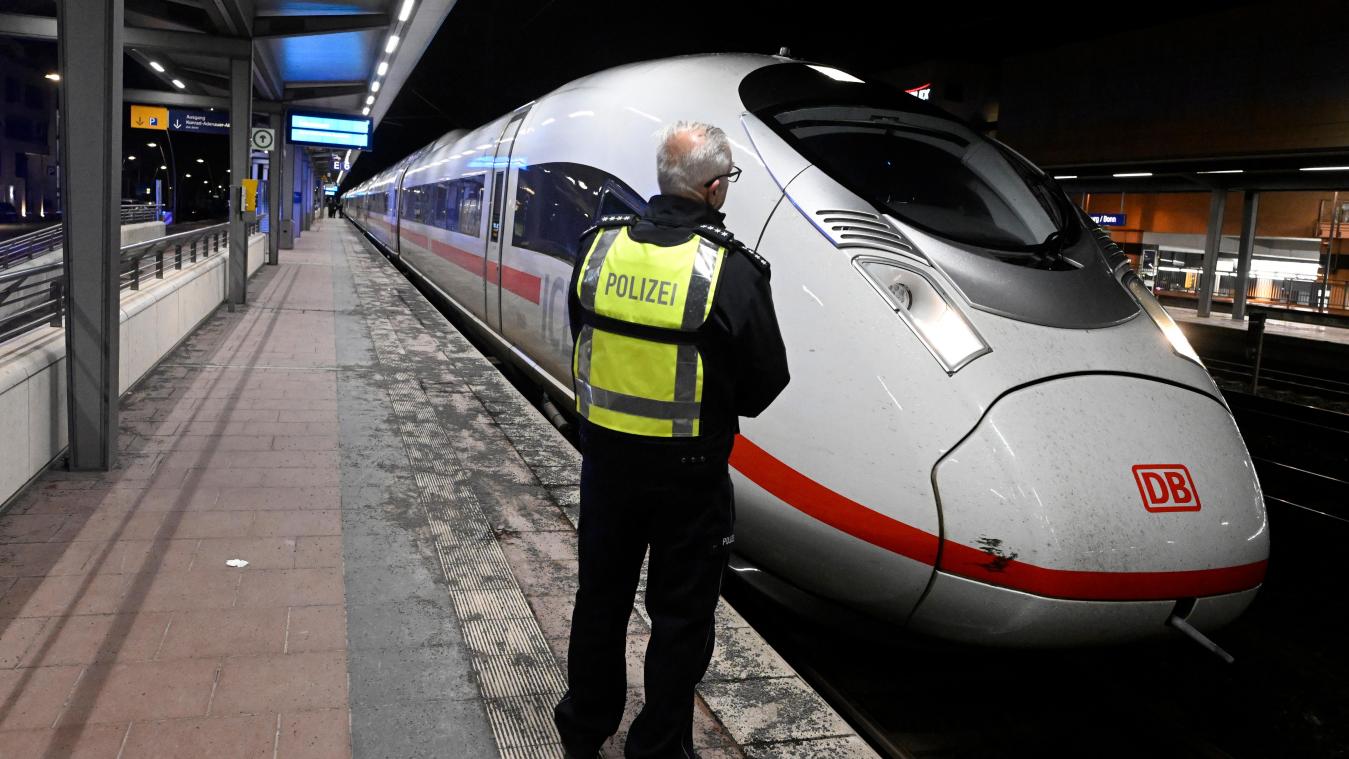 <p>Ein Mann hat laut Bundespolizei in einem ICE in Nordrhein-Westfalen mit einem Anschlag gedroht und mehrere Menschen leicht verletzt</p>