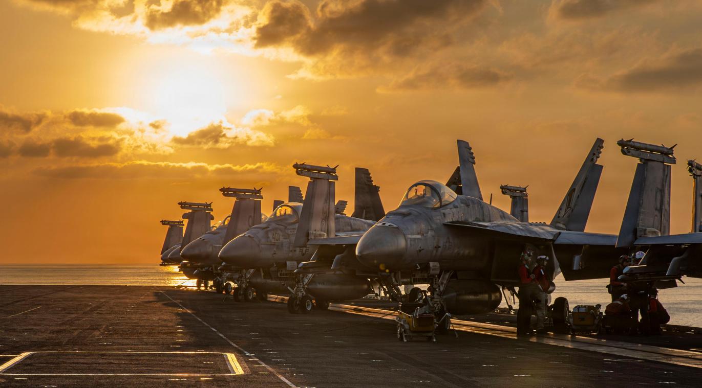 <p>Dieses vom U.S. Central Command zur Verfügung gestellte Bild zeigt Flugzeuge auf dem Flugdeck der USS Abraham Lincoln, die zur Unterstützung des Krieges im Iran eingesetzt werden.</p>