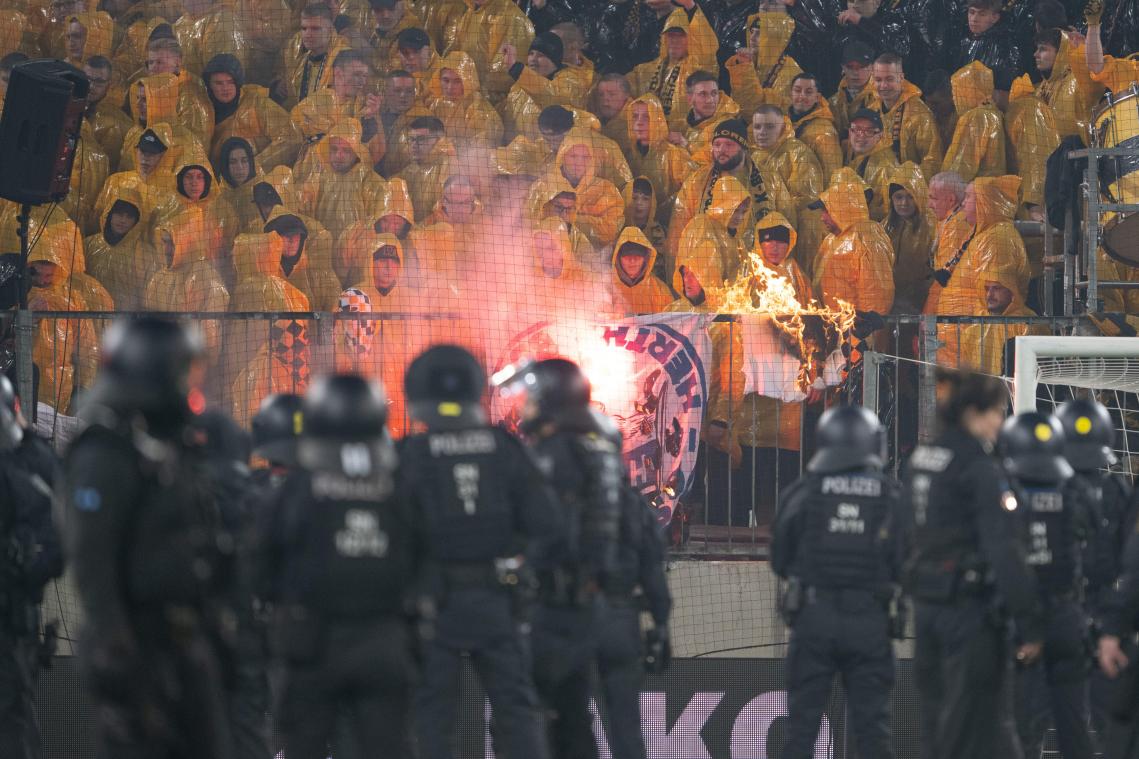 <p>Polizisten stehen während einer Spielunterbrechung im Stadion vor dem K-Block mit Dresdner Fans.</p>