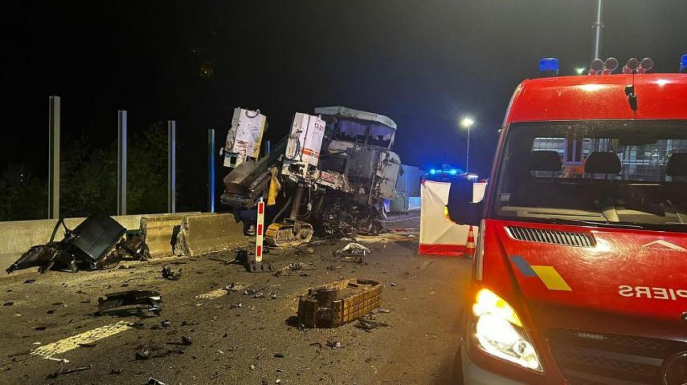 <p>Tödlicher Unfall auf der E40: Auto prallt gegen Baustellenfahrzeug</p>