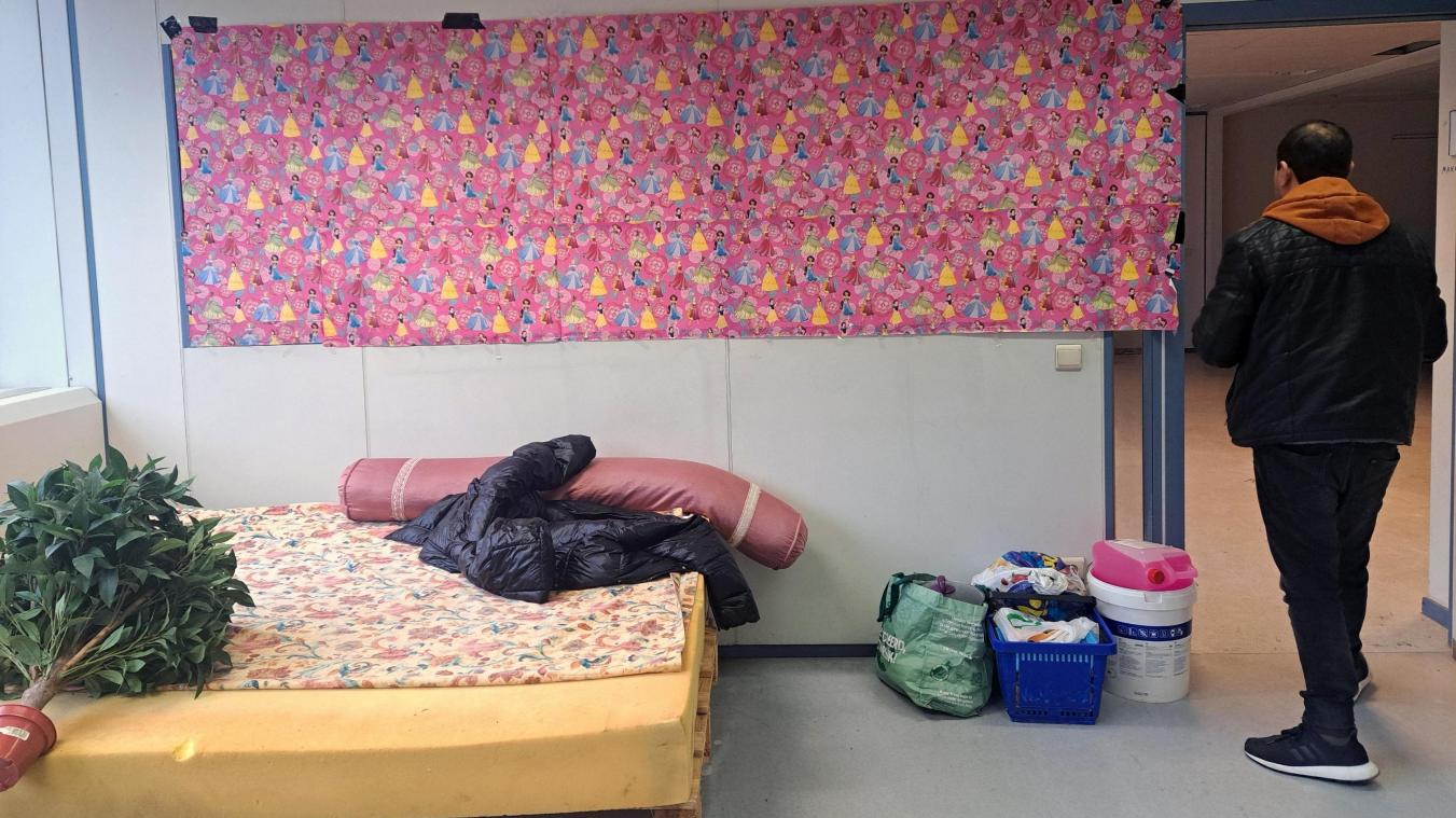 <p>Provisorische Unterkunft für Asylsuchende: In „einfachen“ Unterkünften warten viele auf den Ausgang ihres Verfahrens – während einige Fälle mit schweren Vorwürfen die Behörden vor zusätzliche Herausforderungen stellen.</p>