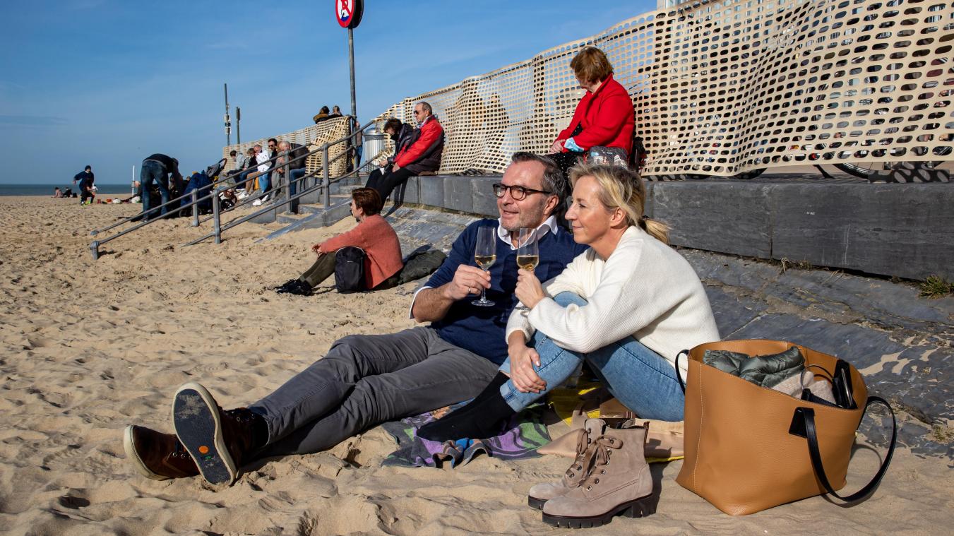 <p>Frühlingshafte Temperaturen locken zahlreiche Menschen an die belgische Küste – bei Sonnenschein genießen Besucher die ersten warmen Tage am Strand.</p>
