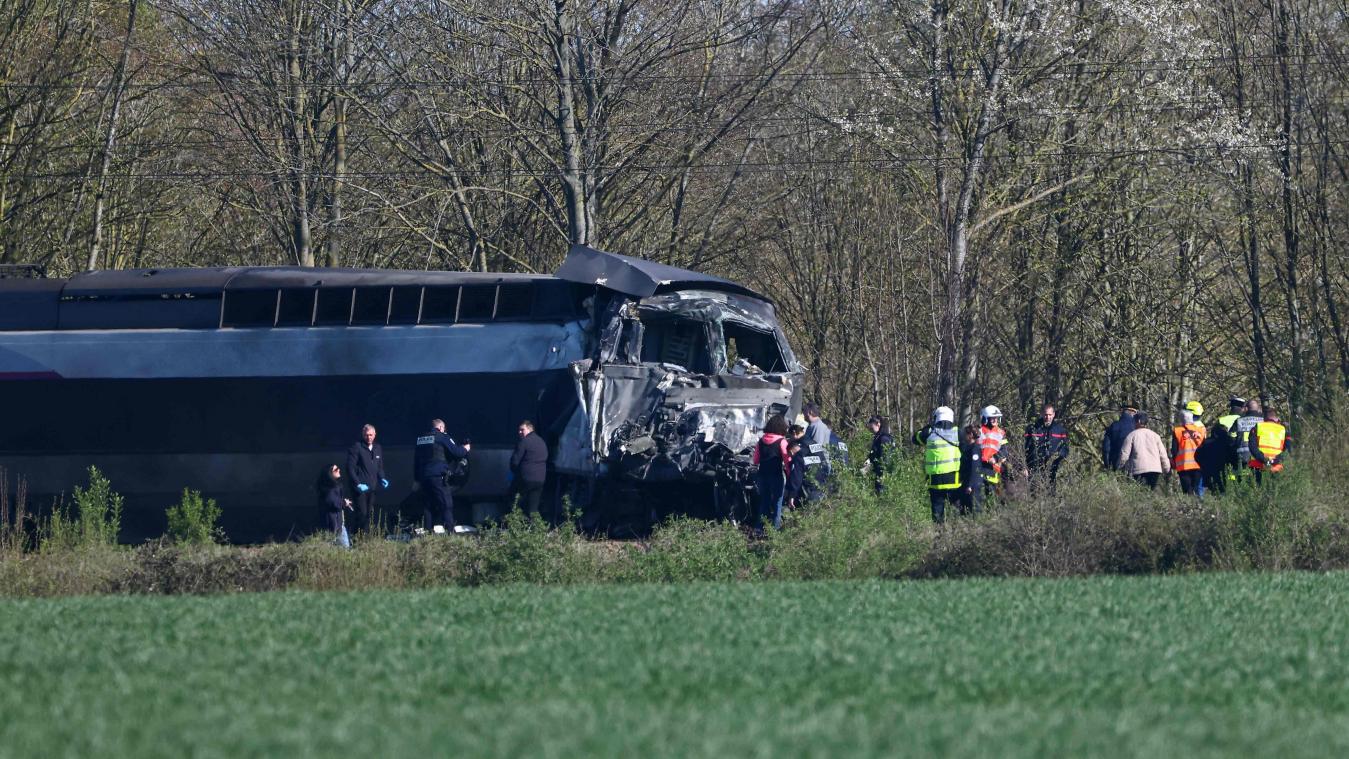 <p>Ein Teil des TGV-Zuges steht nach dem Zusammenstoß mit einem Laster an einem Bahnübergang zwischen Bethune und Lens in Bully-les-Mines.</p>