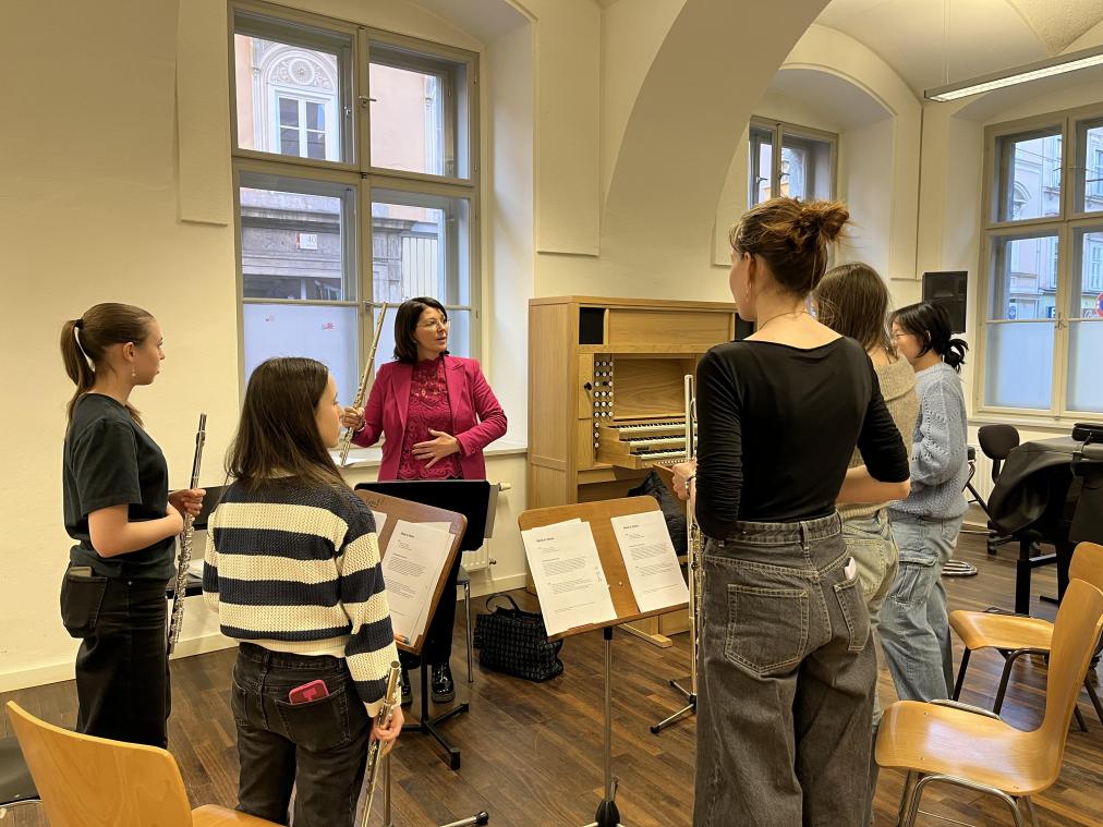 <p>„Flötenzauber“ erzählt die Geschichte der Querflöte von der Steinzeit bis zur Moderne. Am Samstag, 18. April, wird das Ergebnis der Kooperation zwischen Musikschulen aus Eupen, Meran und Graz im Alten Schlachthof in Eupen gezeigt.</p>
