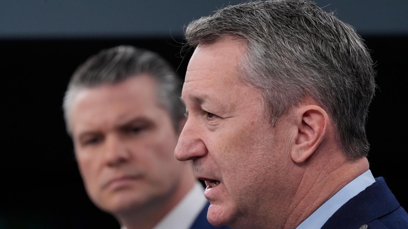 <p>General Dan Caine (r), Stabschef der Vereinigten Streitkräfte, spricht während einer Pressekonferenz im Pentagon neben US-Verteidigungsminister Pete Hegseth.</p>