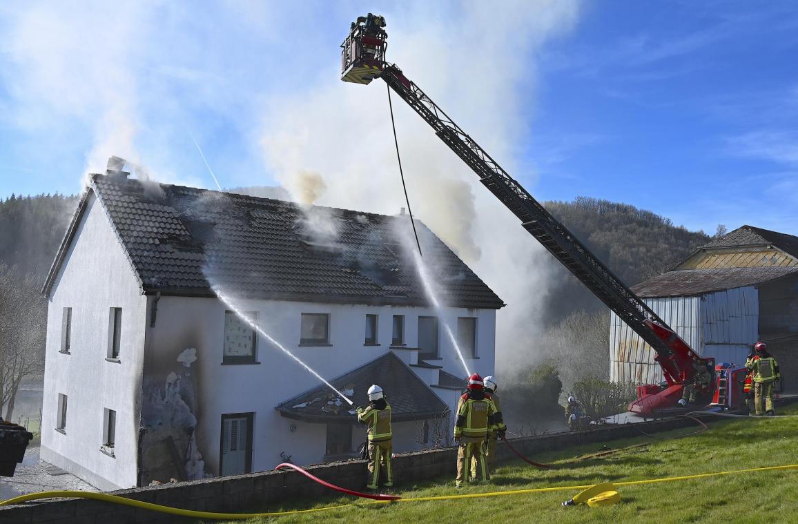 <p>Die Hilfeleistungszone DG rückte mit über 20 Feuerwehrleuten aus, um den Hausbrand in Steffeshausen unter Kontrolle zu bringen.</p>