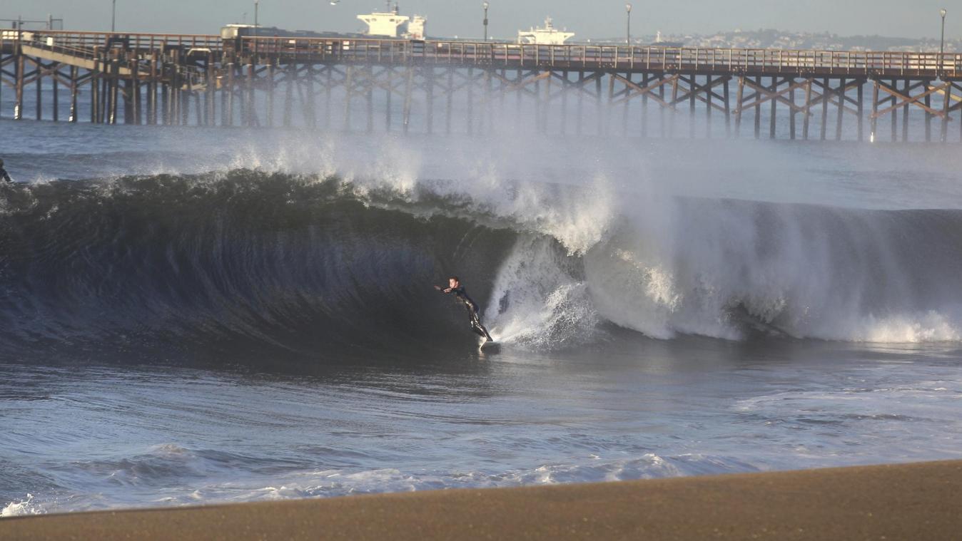 <p>Starker Wellengang an der US-Westküste während eines El-Niño-Ereignisses: Ein Surfer nutzt die hohen Wellen am Pier von Seal Beach in Kalifornien. Kräftige El-Niño-Phasen können weltweit extreme Wetterlagen auslösen – von Starkregen bis zu Sturmereignissen. Dieses Bild entstand am 7. Januar 2016.</p>