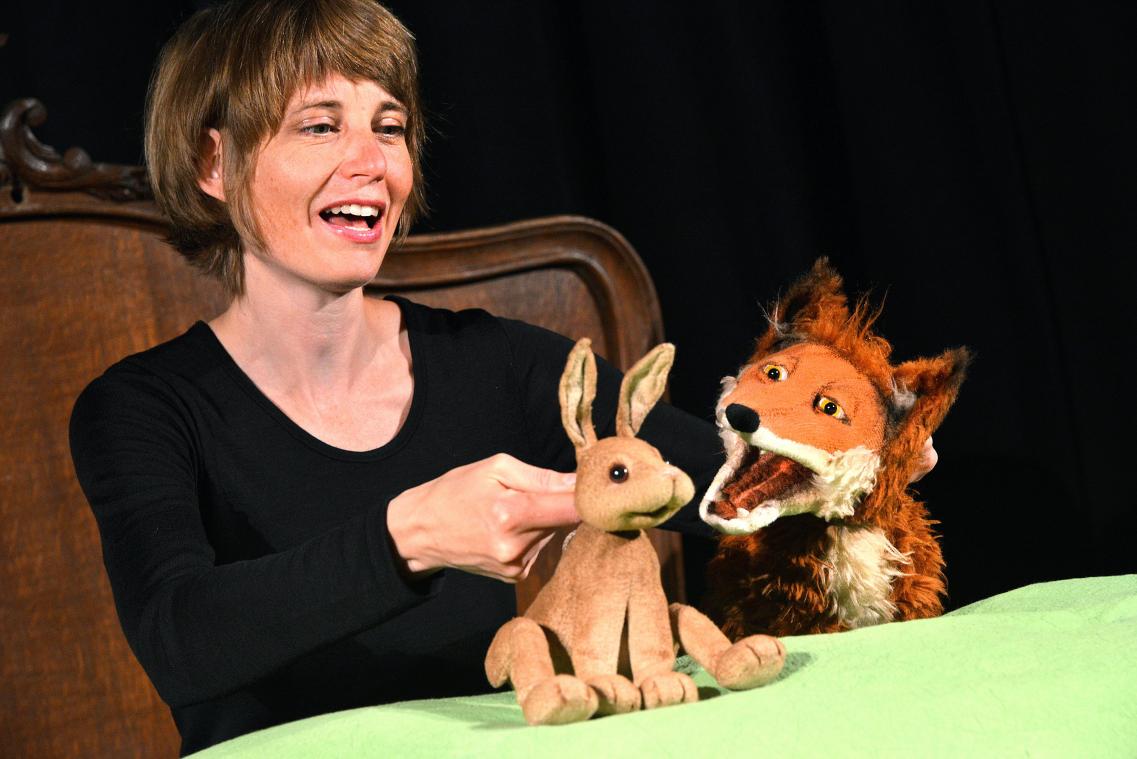 <p>Spielerin Verana Volland und Musiker Samuel Reissen erzählen die Geschichte von Fuchs und Hase.</p>