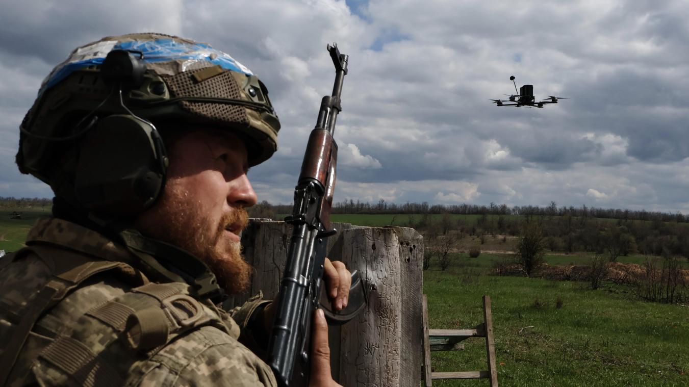 <p>Auf diesem vom Pressedienst der 65. Mechanisierten Brigade der Ukraine via AP zur Verfügung gestellten Foto üben Rekruten militärische Fertigkeiten auf einem Übungsplatz in der Nähe der Frontlinie in der Region Saporischschja.</p>