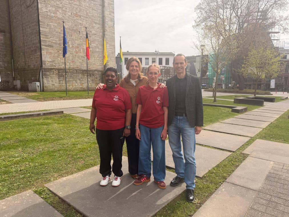 <p>Special Olympics Botschafter und Athlet Ajoy Reuter, Präsidentin Christine De Keersmaeker, Botschafterin und Athletin Nora Colett sowie Nationaldirektor Dominique Dehaene (v.l.) Nach der Pressekonferenz am Freitagnachmittag in Malmedy.</p>