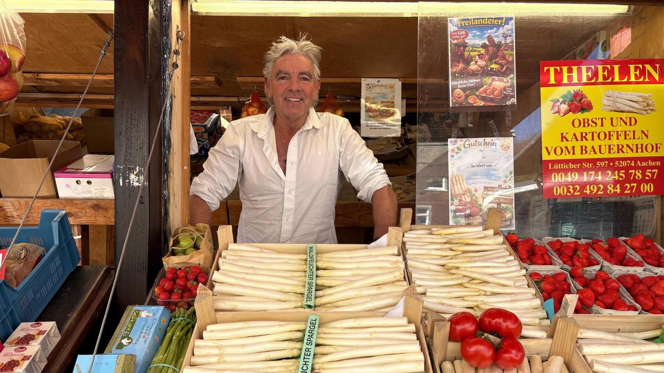 <p>Mario Theelen bietet seit mehr als 30 Jahren an seinen Verkaufsbuden frischen Spargel an.</p>