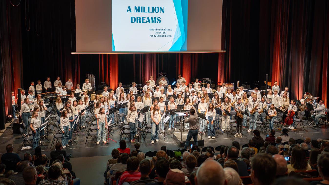 <p>99 junge Musiker begeisterten beim Abschlusskonzert auf der großen Bühne des Triangels.</p>