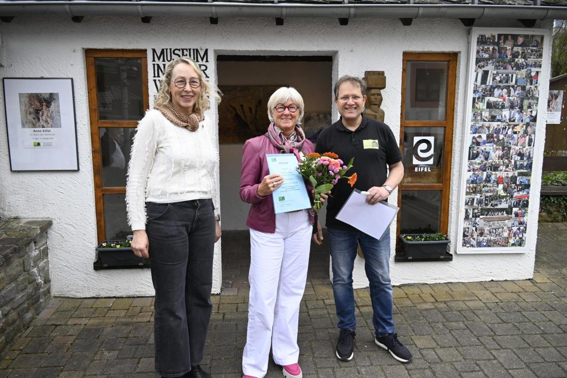 <p>Vernissage an der Wartehalle Welchenhausen: Künstlerin Anne Killat (Mitte) mit dem Vorsitzenden des Museumsvereins, Marcus Meinhardt, und dessen Stellvertreterin Birgit Candels (links).</p>