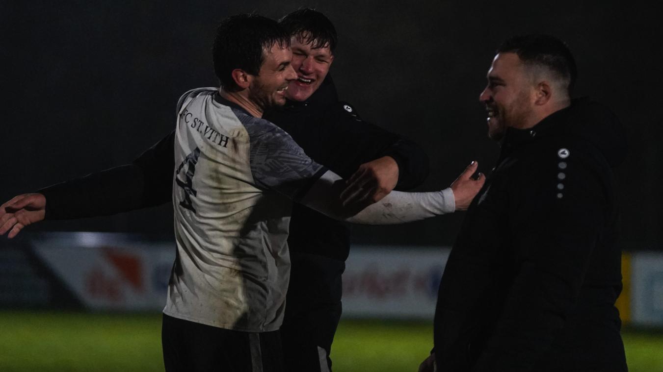 <p>Die St.Vither um Kevin Parmentier und 2:1-Torschütze Yannick Hansen führen die P2 nun gemeinsam mit Weywertz an.</p>