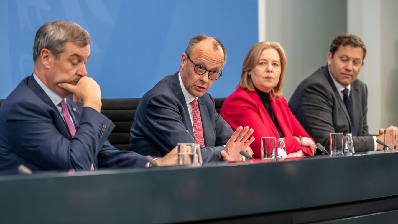 <p>Bundeskanzler Friedrich Merz (M,l,CDU) nimmt neben Markus Söder (l, CSU), Ministerpräsident von Bayern und CSU Vorsitzender und Bärbel Bas (M,r, SPD), Bundesarbeitsministerin und Co-Bundesvorsitzende der SPD, sowie Lars Klingbeil (r, SPD), Bundesfinanzminister und Co-Bundesvorsitzender der SPD, an der Pressekonferenz nach dem Koalitonsausschuss teil.</p>