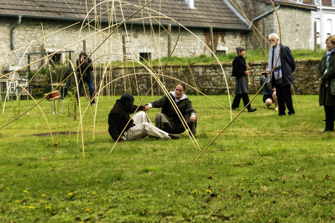 <p>Tänzer und Musiker treten bei der Vernissage „Stangenregen in direkten Dialog mit Nestlers Skulpturen.</p>
