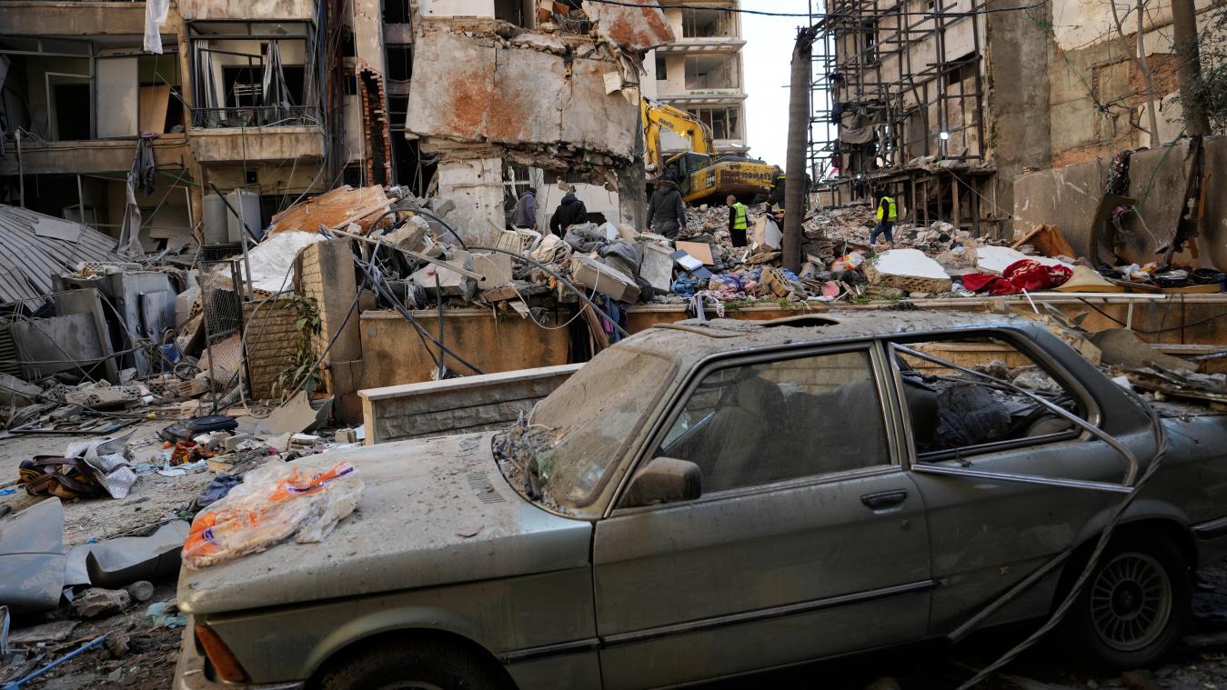 <p>Ein beschädigtes Auto ist in einem Gebiet zu sehen, in dem libanesische Mitarbeiter des Zivilschutzes nach Opfern in den Trümmern eines Gebäudes suchen, das einen Tag zuvor bei einem israelischen Luftangriff im Zentrum von Beirut, Libanon, zerstört wurde.</p>