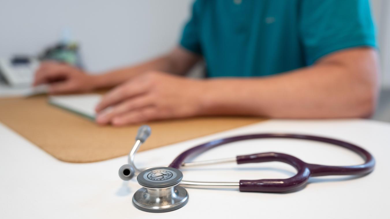 <p>Der Vertrauensarzt einer Krankenkasse prüft, ob ein Patient in dem Maße arbeitsunfähig ist, dass er seine Arbeit nicht mehr ausüben kann.</p>