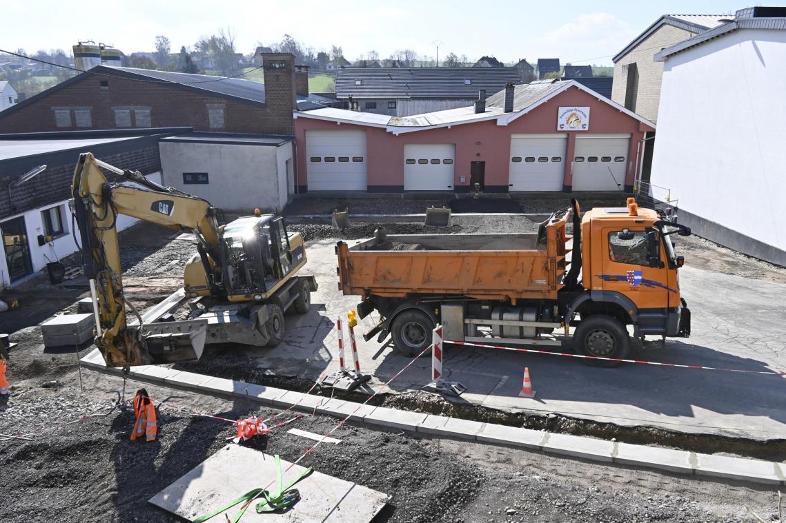 <p>Die Hofeinfahrt der Feuerwache in Amel wird neugestaltet. Diese Arbeiten sollen bis zum Feuerwehrfest am ersten Maiwochenende fertiggestellt sein.</p>