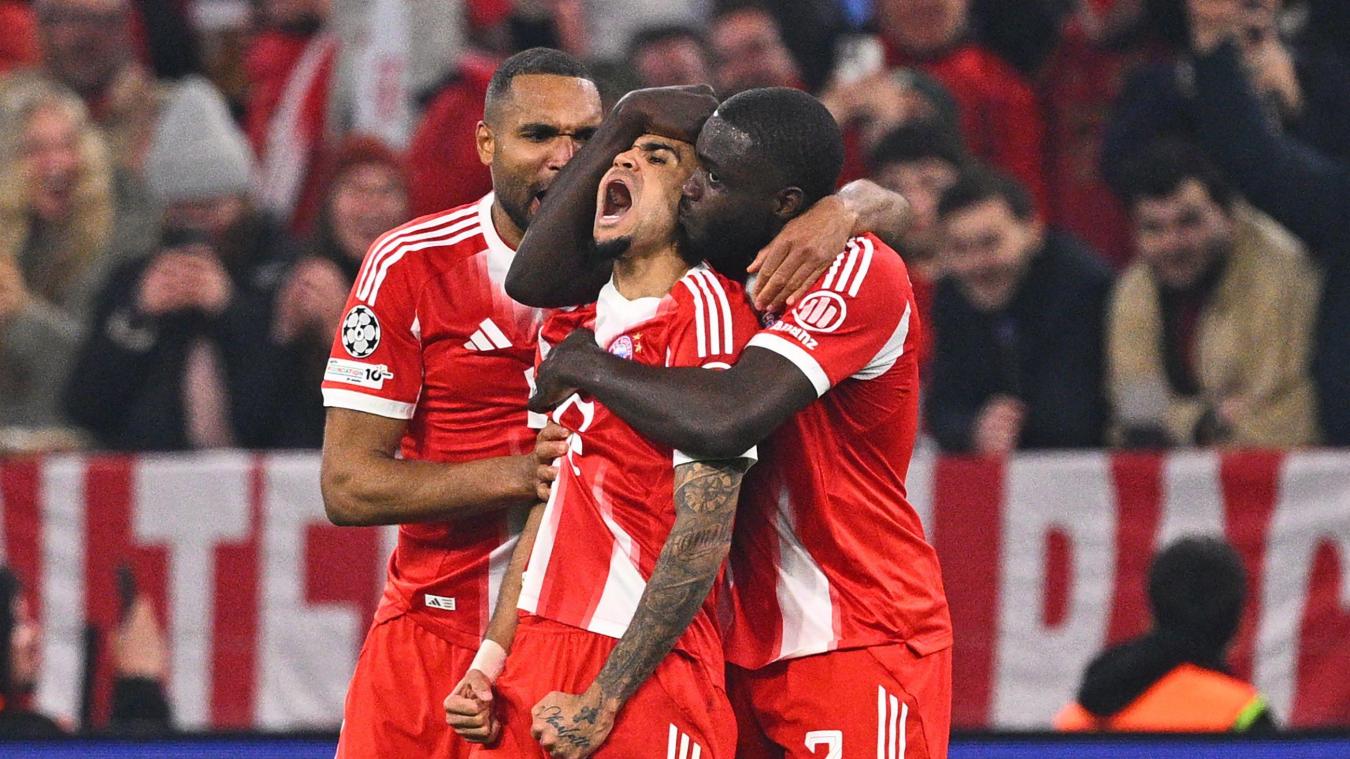 <p>Luis Diaz (m.) feiert mit Dayot Upamecano (r.) und Jonathan Tah nach seinem Tor zum 3:3.</p>