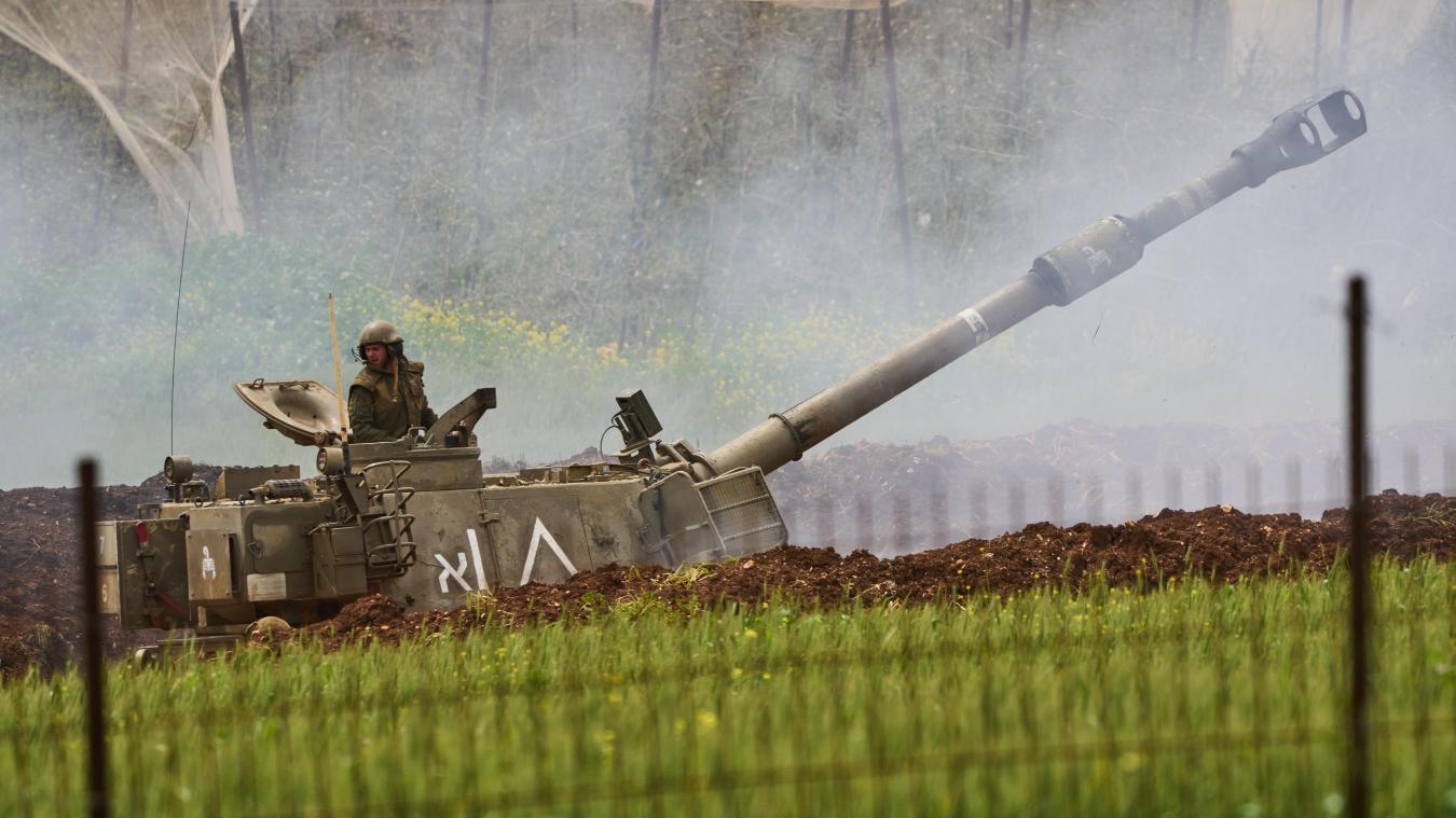 <p>Ein israelischer Soldat steht auf einer Artillerieeinheit, die von Nordisrael aus auf den Südlibanon feuert.</p>