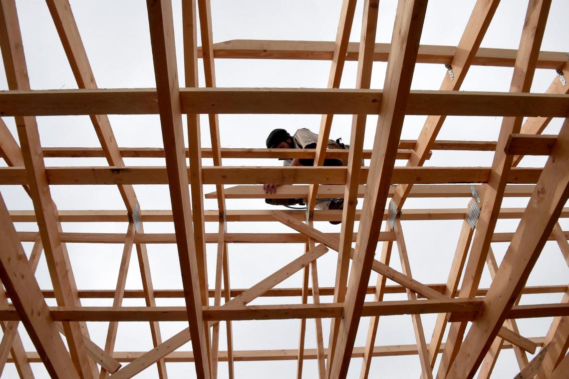 <p>Ein Arbeiter montiert den Dachstuhl eines Neubaus: Während das Baugewerbe in Ostbelgien weiterhin vergleichsweise stabil bleibt, kämpfen viele andere Branchen mit sinkenden Erträgen und großer Unsicherheit.</p>