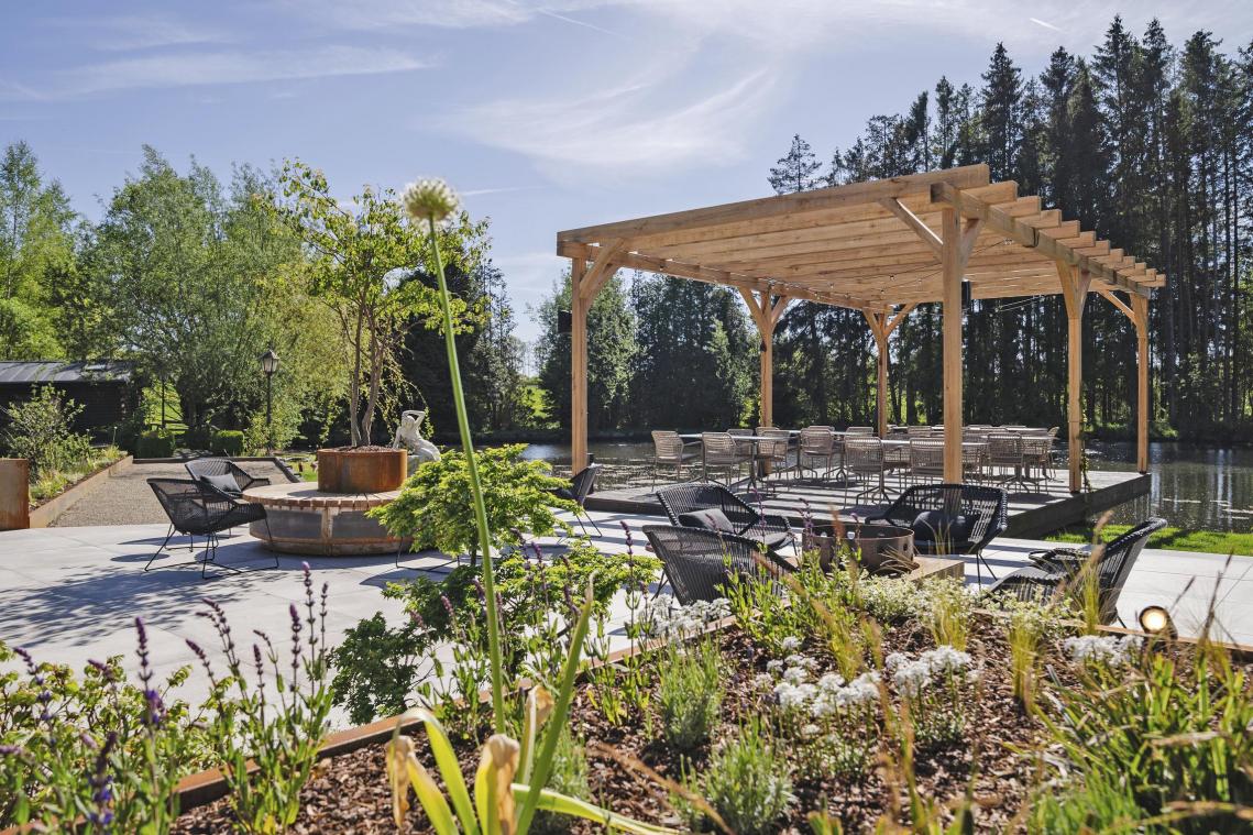 <p>Die neugestaltete Sommerterrasse am Steineweiher wurde schnell zum „Place to be“, vor allem an den DJ-Donnerstagen, die auch diesen Sommer stattfinden.</p>