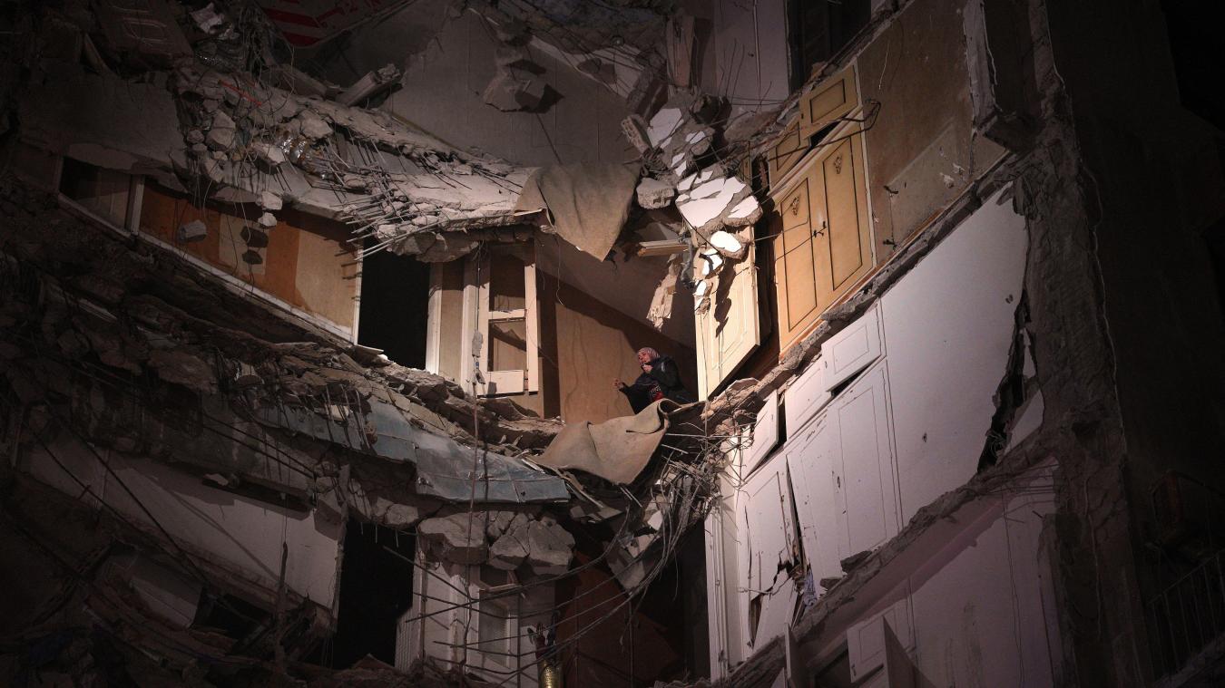 <p>Eine Frau, die einen israelischen Luftangriff überlebt hat, wartet darauf, aus einem zerstörten Gebäude im Zentrum von Beirut gerettet zu werden.</p>