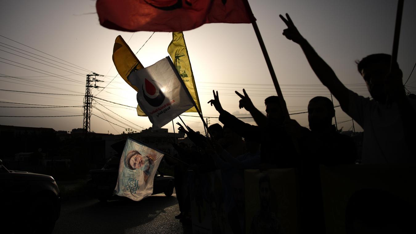 <p>Menschen schwenken Hisbollah-Fahnen und tragen ein Bild des verstorbenen Hisbollah-Führers Hassan Nasrallah, als sie nach Inkrafttreten einer Waffenruhe in ihre Dörfer in Zefta zurückkehren.</p>