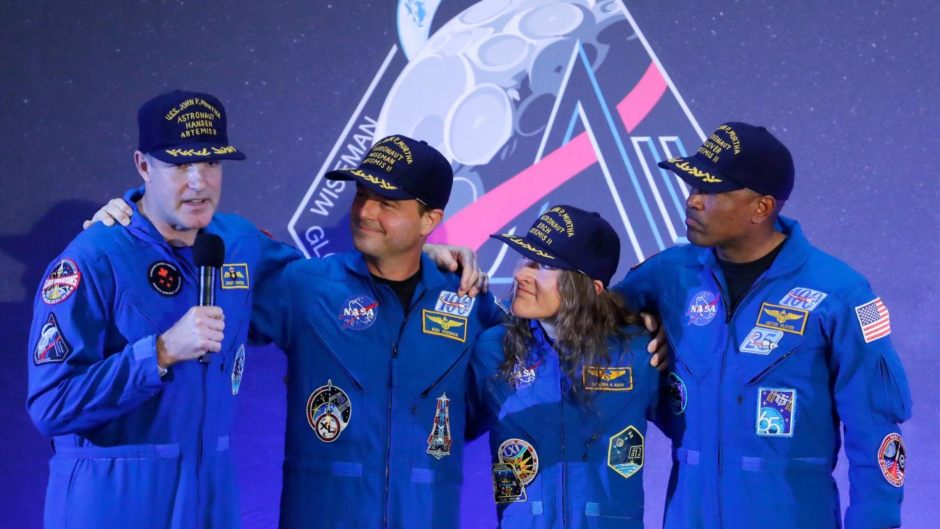 <p>Die Besatzung der „Artemis II“, Jeremy Hansen (v.l.n.r.), Reid Wiseman, Christina Koch und Victor Glover, versammelt sich während einer Veranstaltung zur Rückkehr der Besatzung auf dem Ellington Field.</p>