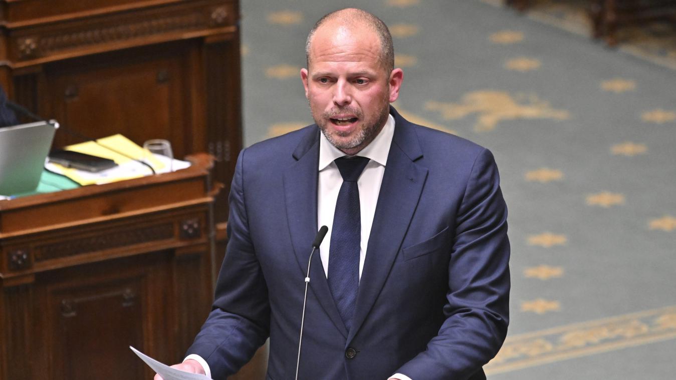 <p>Für Verteidigungsminister Theo Francken geht es um Sicherheit, für viele Kritiker vor allem um Vertrauen.</p>