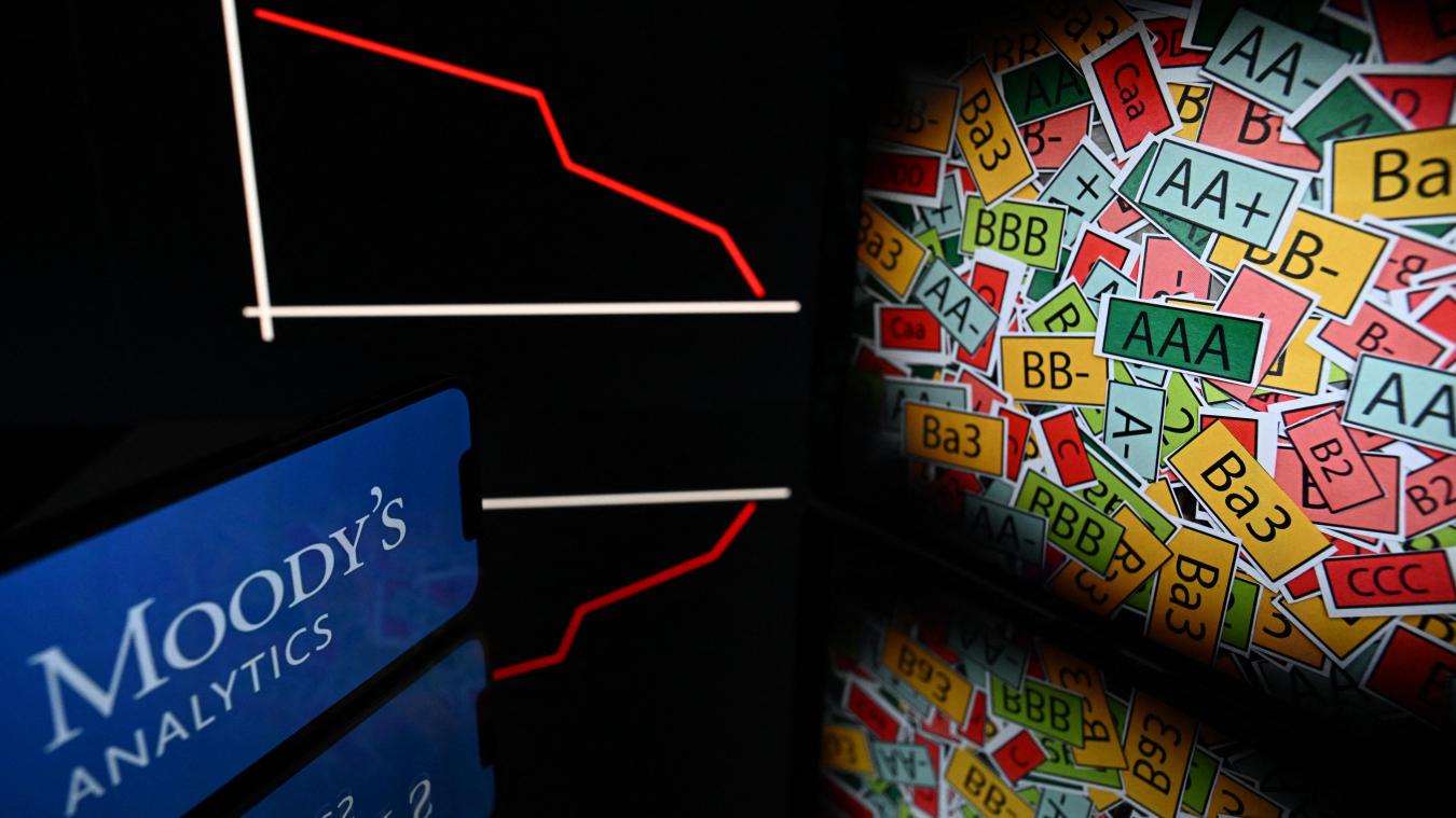 <p>Mit der erneuten Herabstufung seiner Kreditwürdigkeit durch eine Ratingagentur verlässt Belgien die Gruppe der „hochqualitativen“ Schuldner und rückt in ein mittleres Segment vor – ein Abstieg in die „zweite Liga“.</p>