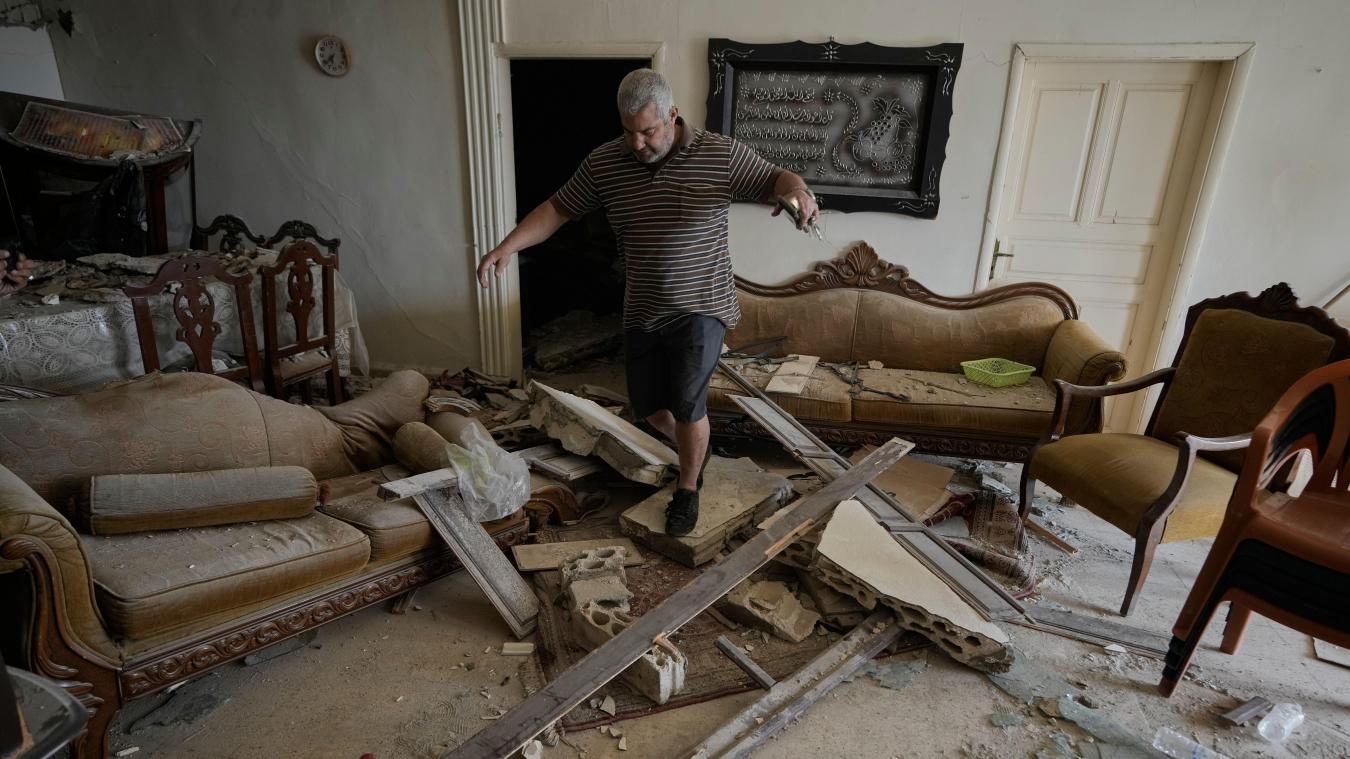 <p>Der Libanese Rida Hijazi überprüft sein Haus, das am Donnerstag bei einem israelischen Luftangriff im Südlibanon beschädigt wurde.</p>