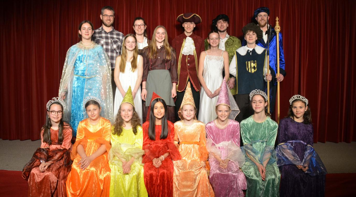 <p>Bei insgesamt sieben Aufführungen zeigen die Kindertheatergruppe und die Elternvereinigung der Grundschule Weywertz das Stück „Aschenputtel“.</p>