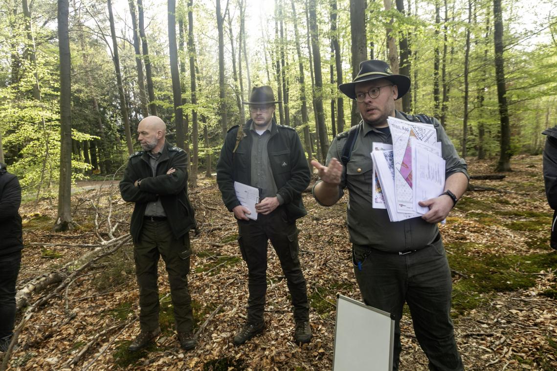<p>Förster, Politiker und Interessierte informierten sich über die Lage des Raerener Gemeindewaldes.</p>