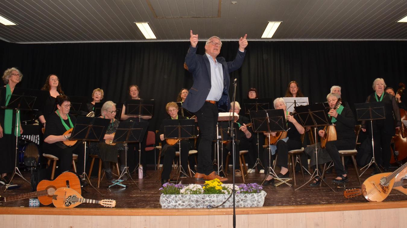 <p>Die Sing- und Spielgemeinschaft „Frohsinn“ Nidrum gestaltete zum 65-jährigen Bestehen ein schwungvolles Festkonzert unter der Leitung von Roland Kransfeld.</p>