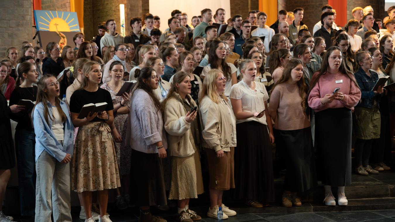 <p>Rund 300 junge Stimmen prägten das Chorkonzert in der Pfarrkirche – ein Höhepunkt eines Wochenendes zwischen Glauben, und Begegnung.</p>