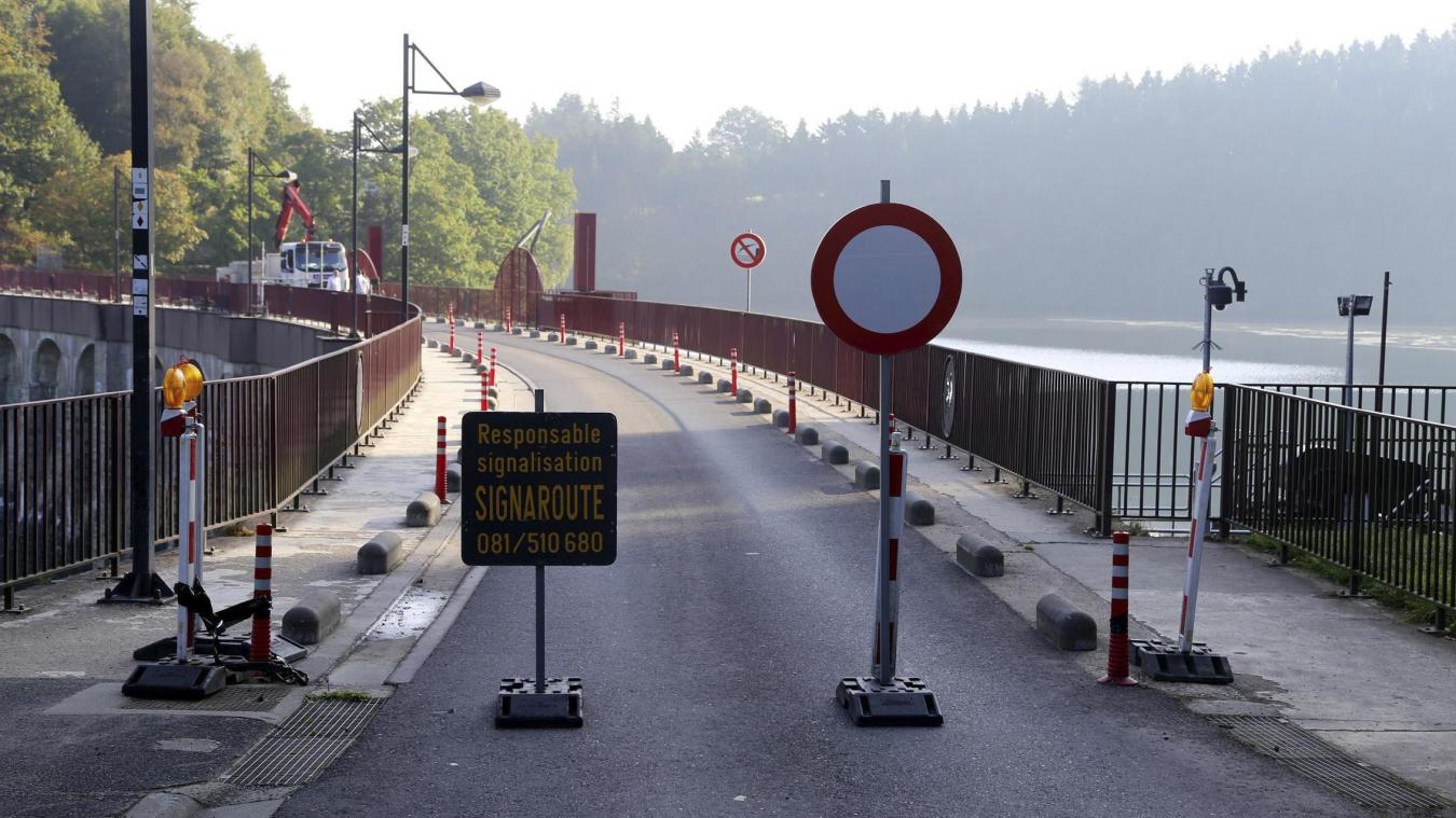 <p>Aufgrund von Gerüstarbeiten muss die Staumauer in Robertville im April einige Wochen für den Verkehr gesperrt werden.</p>