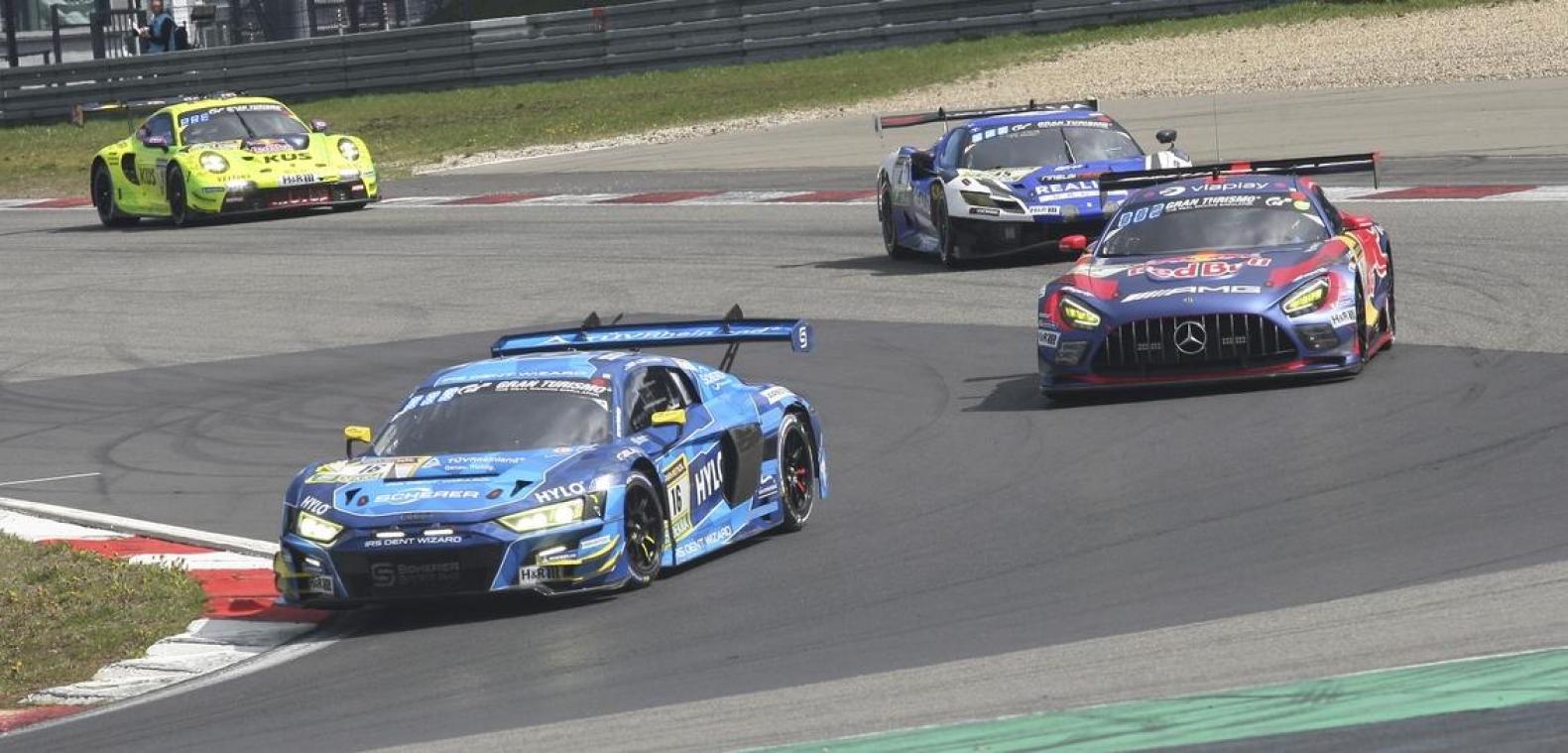 <p>Harter Kampf an der Spitze: Audi (Haase #16) vor Verstappen (Mercedes #3)</p>