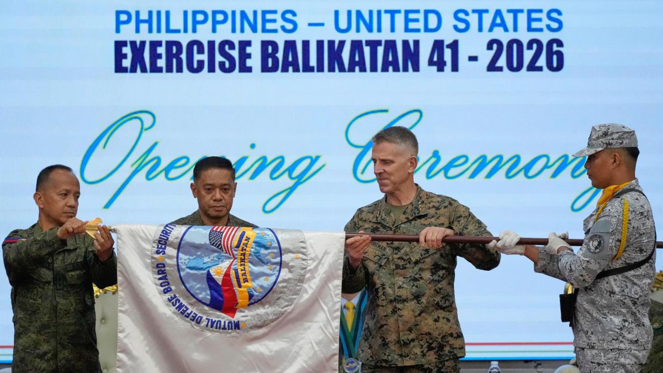 <p>Generalmajor Francisco Lorenzo Jr., philippinischer Übungsleiter, der philippinische Militärchef General Romeo Brawner und US-Generalleutnant Christian Wortman, Kommandierender General der I. Marine Expeditionary Force, entrollen die Flagge der gemeinsamen Militärübung während der Eröffnungszeremonie der gemeinsamen Militärübung mit dem Namen „Balikatan“ oder „Schulter an Schulter“ im Militärhauptquartier Camp Aguinaldo in Quezon City.</p>