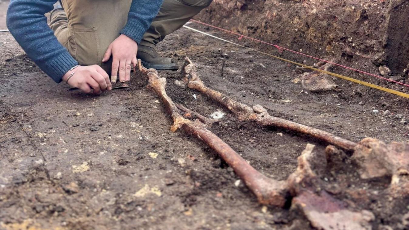 <p>Bei den Bauarbeiten am Aachener Theaterplatz wurden unter anderem Gräber und Mauerreste entdeckt.</p>